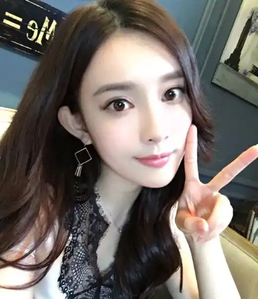 2014年,因出演古装传奇剧《武神赵子龙》初触荧屏.