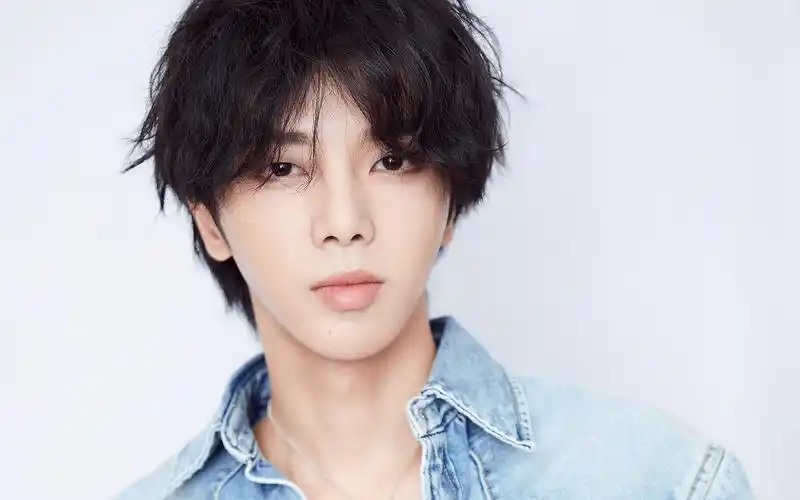 华晨宇帅气时尚写真图片桌面壁纸