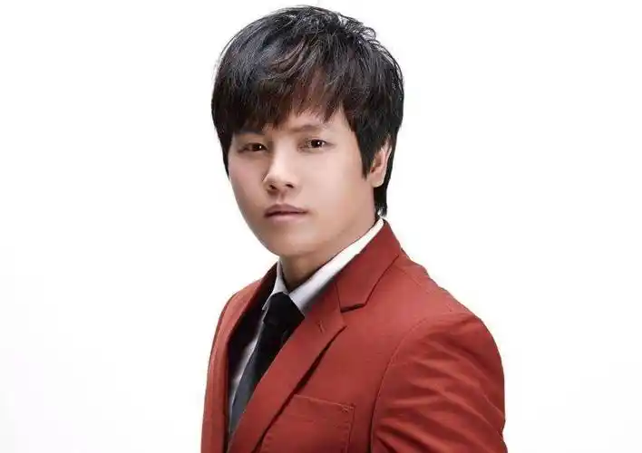 郑源:19岁开50多场演唱会,曾拒绝上舞台,隐退后成音乐教授