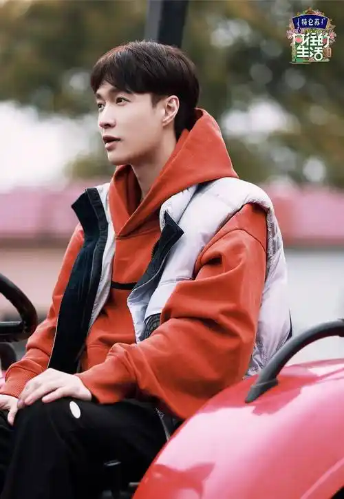 大4岁张艺兴叫李雪琴"姐",有谁注意艺兴的临场反应?