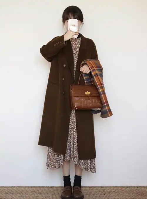 穿大衣配什么裙子好看这些素人街拍的搭配案例总有适合你的