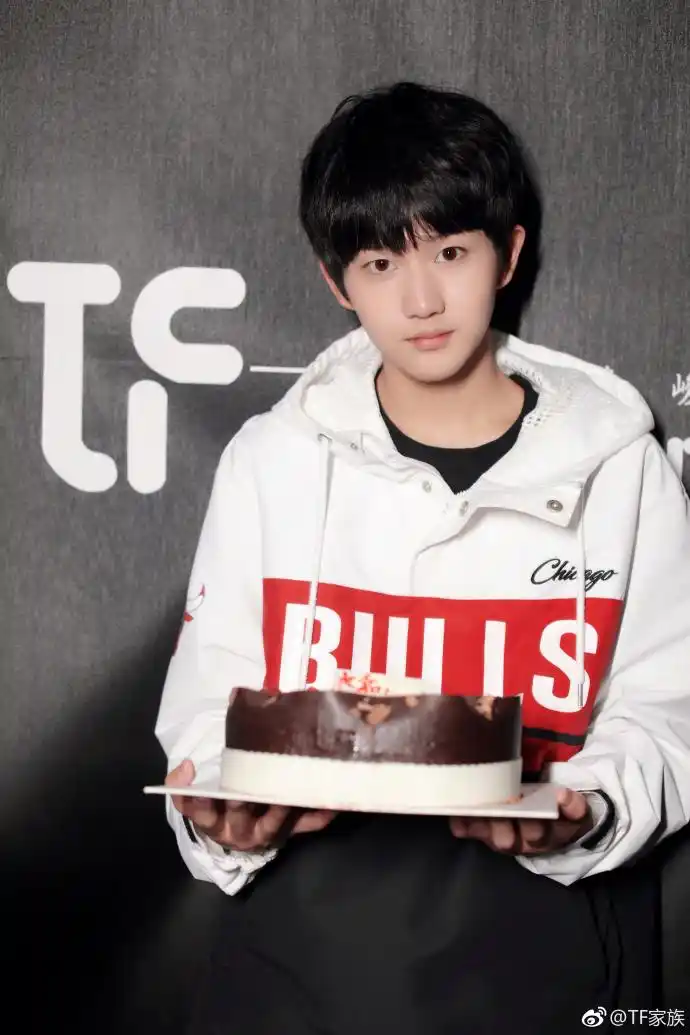 tf家族宋文嘉生日,屠夫发了一张宋的单人照,网友脑补出一场大戏