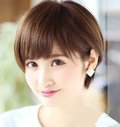 脖子决定了头与肩的距离,如果距离太短即使脸小也会显得不够大方,整个