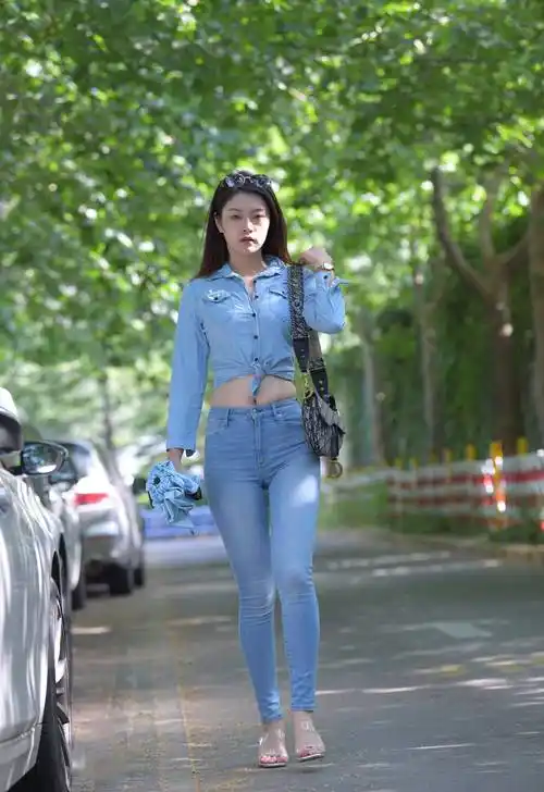 牛仔裤的微胖女生,腰上有点赘肉,并不影响她的性感魅力_身材_姑娘