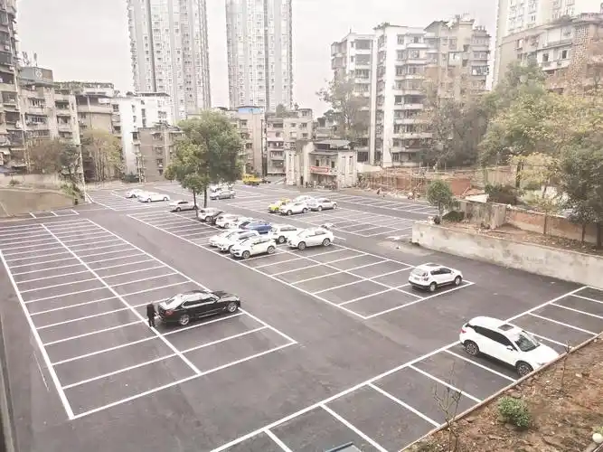 完善中本报讯(记者应艳丽文/图)万州主城区又多了一个大型露天停车场!