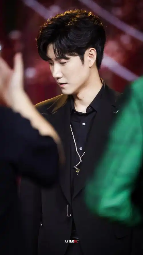 王晰超话丨#王晰流淌的歌声#丨@王晰-有些许跟着太阳转了圈,你走在我