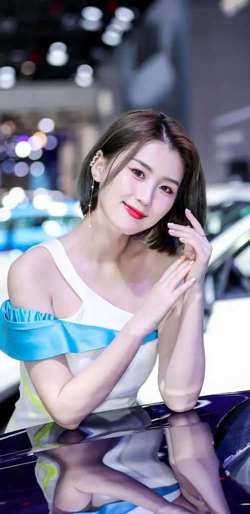 短发气质车模美女壁纸