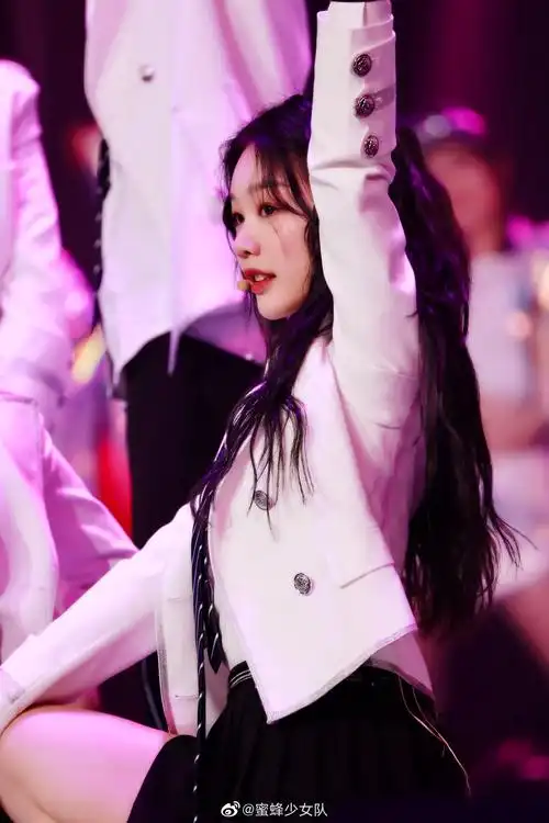 今天小彩虹徐梦洁@火箭少女101_徐梦洁 亮相湖南卫视航天晚会