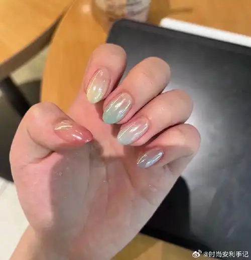 想看看大家的夏日美甲图!