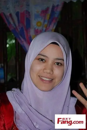 这个妇女很像三亚的本地妇女,但是她是马来西亚人.伊斯兰教徒.