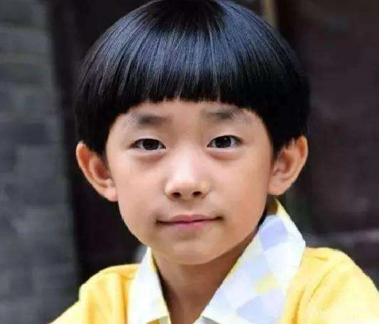 最丑童星"莫小贝"如今已经长成美少女,已经成功逆袭.