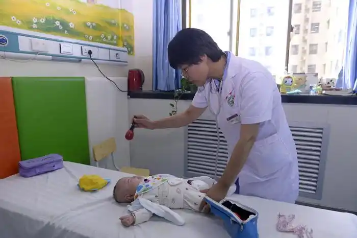 为宝宝做体格检查(儿科)