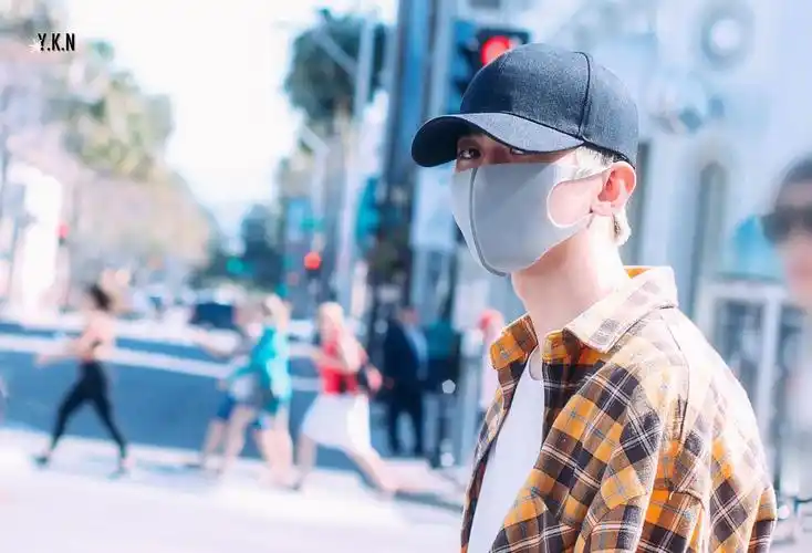 蔡徐坤新闻180415蔡徐坤外出上街今天是戴口罩的阳光boy