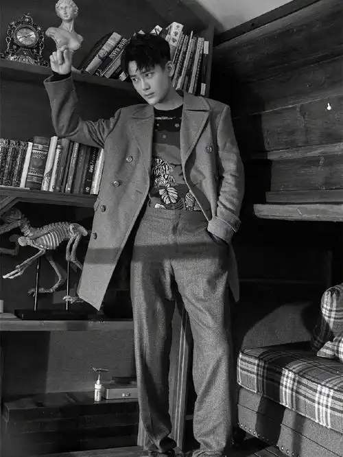 熊梓淇新大片出炉,5套造型大玩复古风,大长腿还自带高级感?