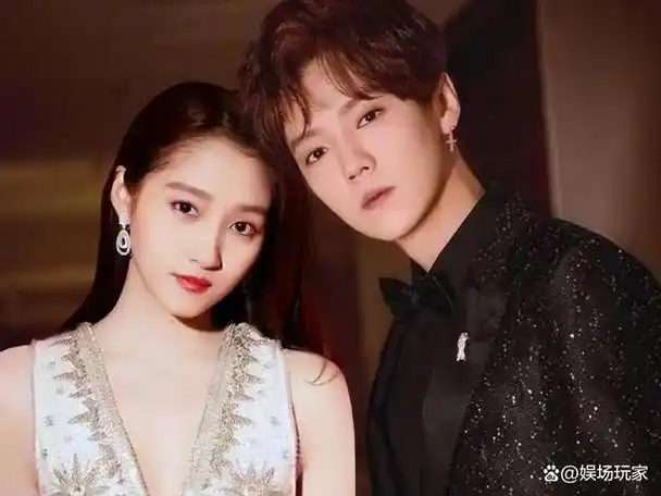 7年前,当"纯爷们"鹿晗冒着巨大风险与之官宣后,他在最红火的时候,引发