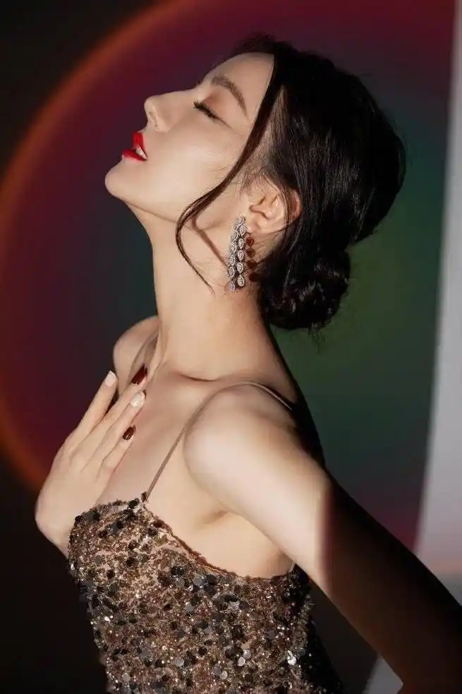 迪丽热巴才是"尤物身材",金色吊带裙大秀蝴蝶背,没有一丝赘肉