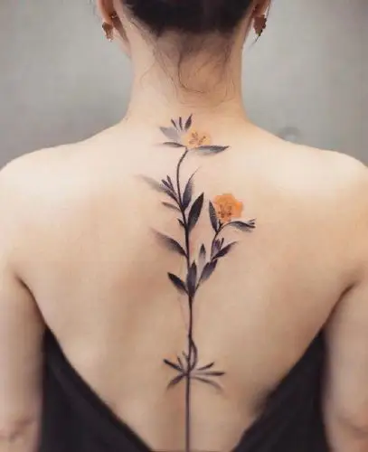 女孩子后背柔美的水墨彩色花朵纹身图案