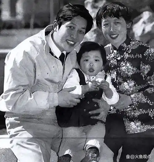 5月的华表奖上,唐国强携小12岁妻子壮丽出席,在壮丽见到田华的那一刻