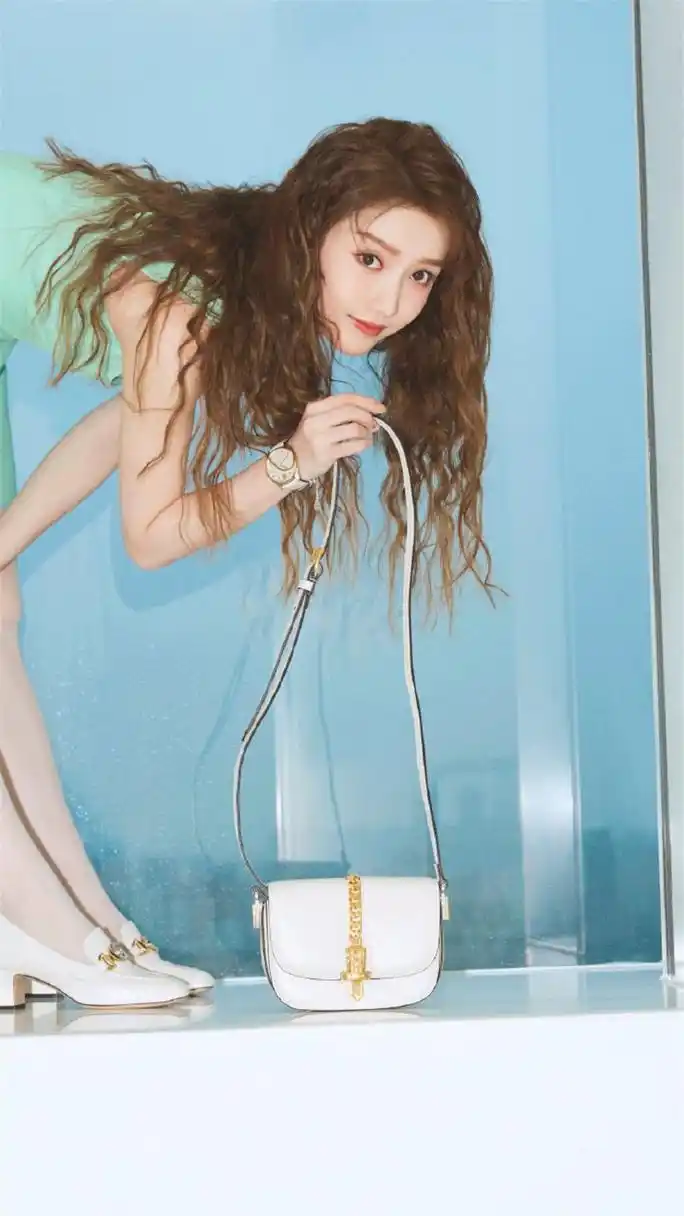 姜贞羽薄荷绿礼服性感图片写真