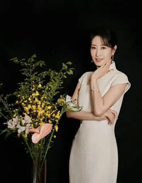 48岁刘敏涛晒最新穿搭美照新中式修身旗袍优雅气质