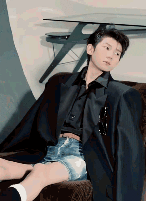 王源牛仔短裤#  哥哥的腿不是腿01