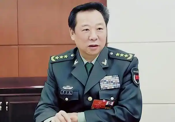 包括中将和少将,都可以保留一套正常的军装,带有中将军衔,少将军衔的