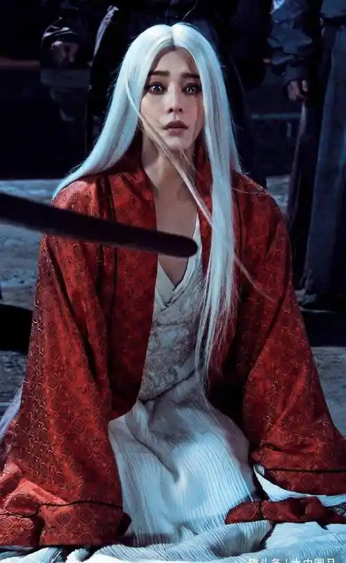 白发的古装美人,鞠婧祎惊艳,刘诗诗让人心疼,却都输给了她_造型_美女