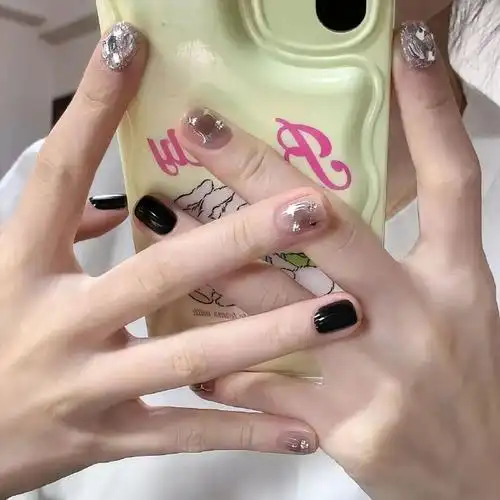 黑色短甲 黄黑皮天菜 不挑手又显白,四季都百搭的美甲款式