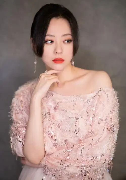 张靓颖粉裙甜美写真图片