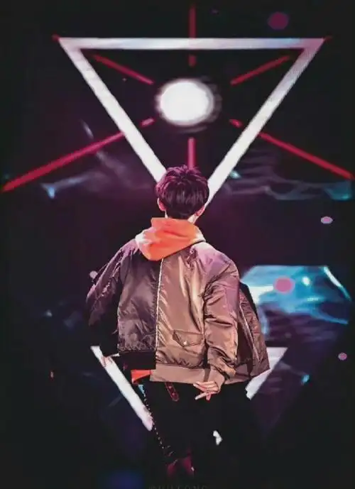 自带男友力的明星#易烊千玺满满安全感的背影杀妥妥的男友力爆棚