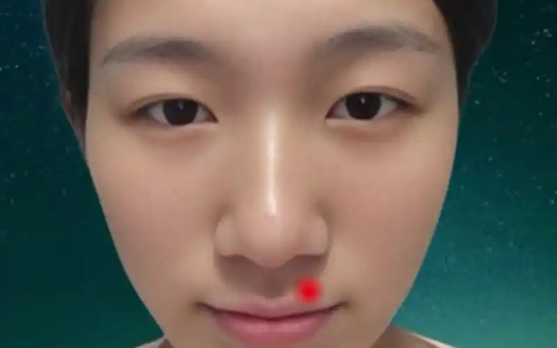 很典型的桃花痣!