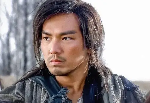 2013版《天龙八部》里的乔峰是钟汉良演的,钟汉良在造型上穿得很有