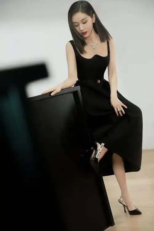 王子文穿曜黑花边领礼服气质超绝眼神坚定浓郁红唇气场加持