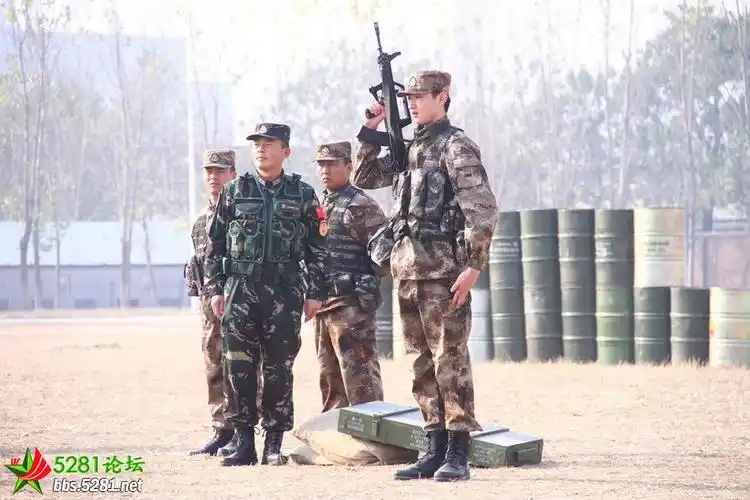 文体明星训练照体验部队生活-军人风采贴图-5281论坛,5281网,5281士兵