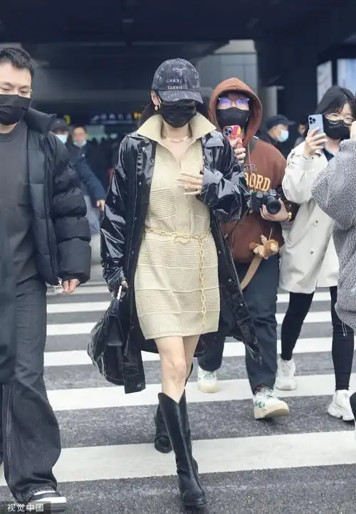 组图张嘉倪穿黑色皮衣现身机场脚踩长靴气场全开