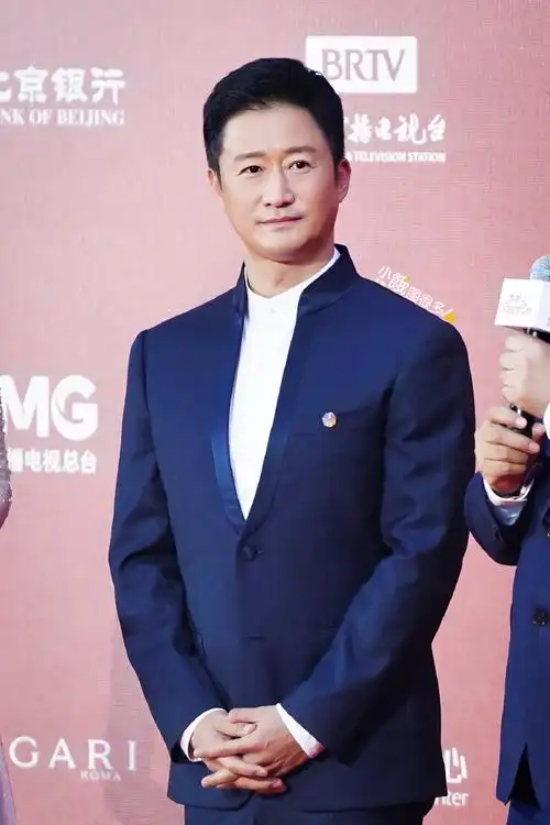 吴京超话20220812#北京国际电影节开幕红毯#吴京高清图集9p,北京电影