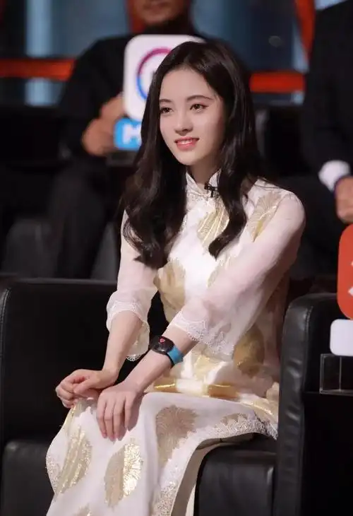 穿旗袍的鞠婧祎是那么美