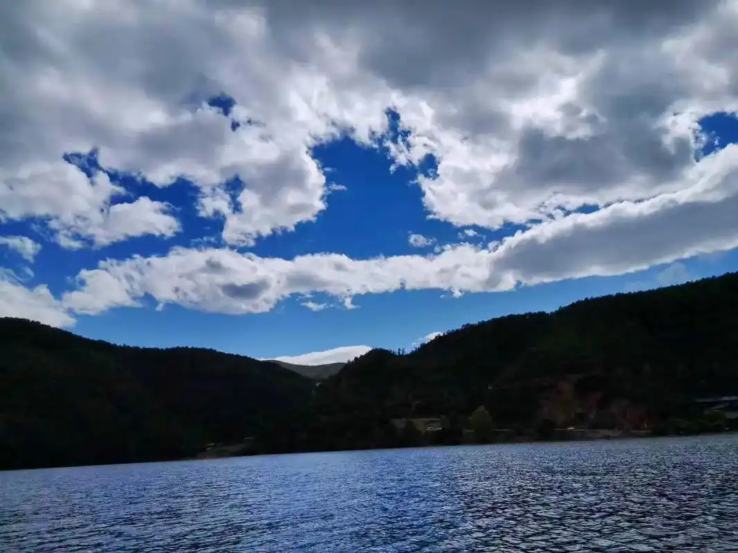 蓝天白云,青山绿水.#图文伙伴计划 面对大海蓝天白云,人还是 - 抖音