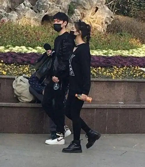 赵丽颖冯绍峰牵手逛街赵丽颖和冯绍峰同框