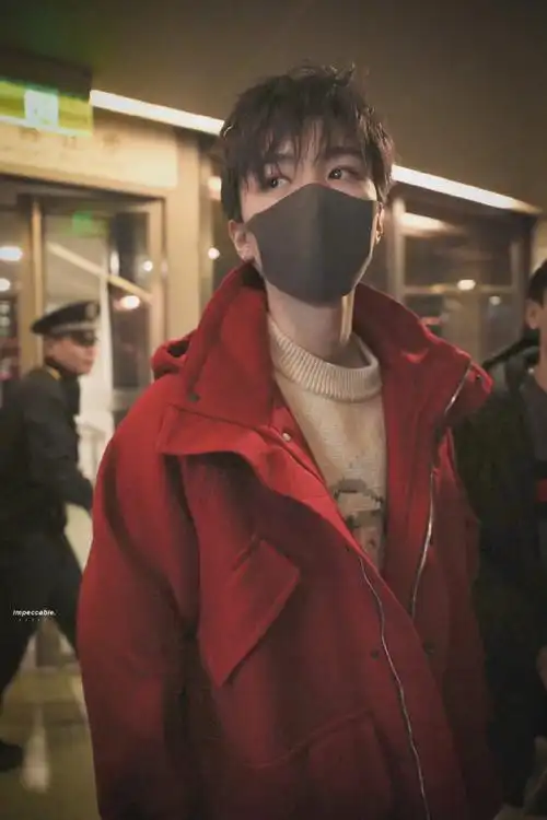 王俊凯超话还记得五年前今日机场的红衣鲨人事件吗?