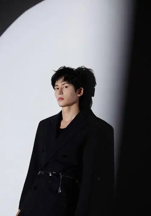 张哲瀚狼尾发型抢镜,黑色西装尽显俊朗气质,五官立体太养眼了