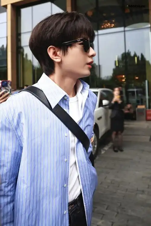 成毅男孩子在外面别这样笑##成毅巴黎微微一笑很倾城