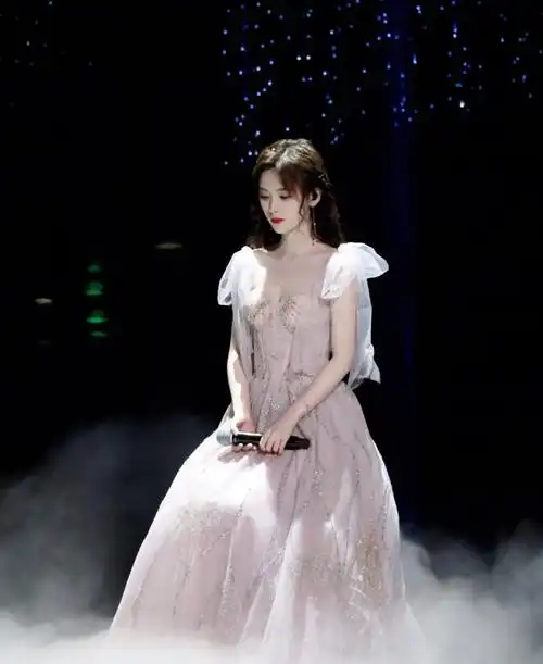 鞠婧祎四千年美女不是白喊的,黑色纱裙都穿出仙气!