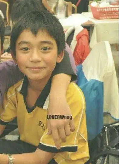 看看黄旭熙小时候长啥样