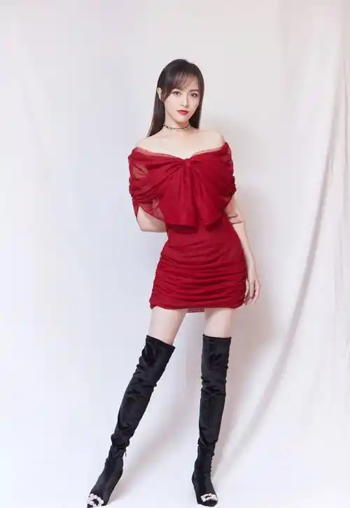 唐嫣的腿太撩人了,穿上靴子更是a到爆,最后一组搭配太让人心动_黑色