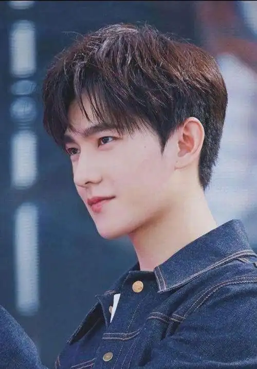 男明星的身份,根据以上证据结合起来分析,认为这位男明星很可能是杨洋