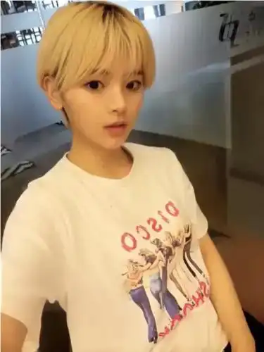 杨超越旧照曝光偏爱黄发