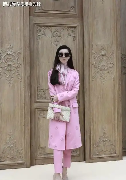 范冰冰给妈妈过生日晒照片,母亲颜值不输女儿,两人不像母女像姐妹