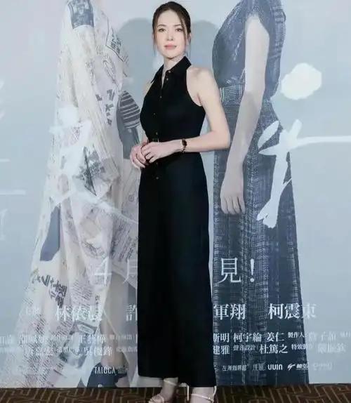 不过和许玮甯合影,林依晨身高上肯定吃亏了,既然身高不够,那就颜值来