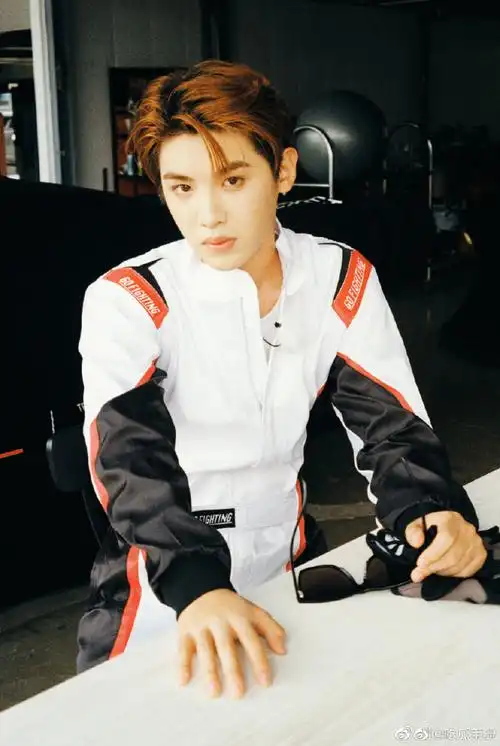 黄明昊赛车服写真##黄明昊九宫格赛车服随拍